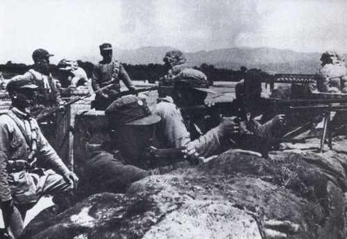 1937年7月7日，驻华日军发动“七七事变”(又称“卢沟桥事变”)，开始全面侵华。这是中国军队在卢沟桥抗击日军的进攻。 新华社发