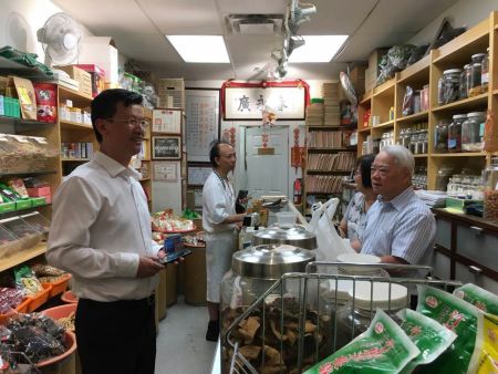方院长一行考察当地中医堂和中医药房 方院长一行考察当地中医堂和中医药房