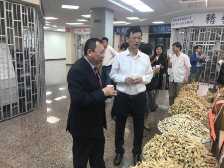 方院长一行考察当地西洋参行并品尝西洋参茶
