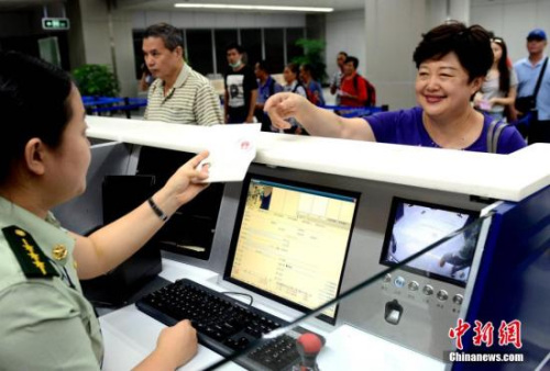 资料图:台胞在福州机场边检站办理办理入境手续时免签注,经过人像对照和核查证件有效无异常后顺利通关。<a target='_blank' href='http://www.chinanews.com/'>中新社</a>发 刘可耕 摄 资料图:台胞在福州机场边检站办理办理入境手续时免签注,经过人像对照和核查证件有效无异常后顺利通关。<a target='_blank' href='http://www.chinanews.com/'>中新社</a>发 刘可耕 摄