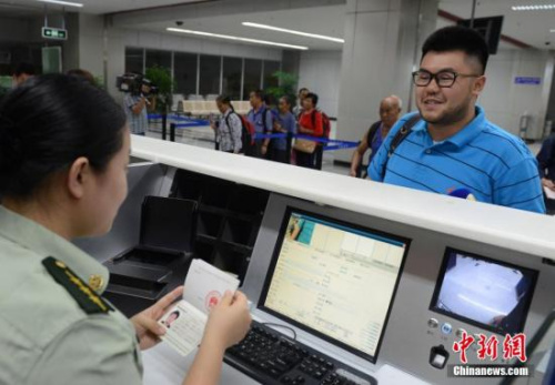 　资料图：台胞持有效台湾居民来往大陆通行证(台胞证)即可经开放口岸来往大陆并在大陆停居留，无需办理签注。 <a target='_blank' href='http://www.chinanews.com/'>中新社</a>发 刘可耕 摄