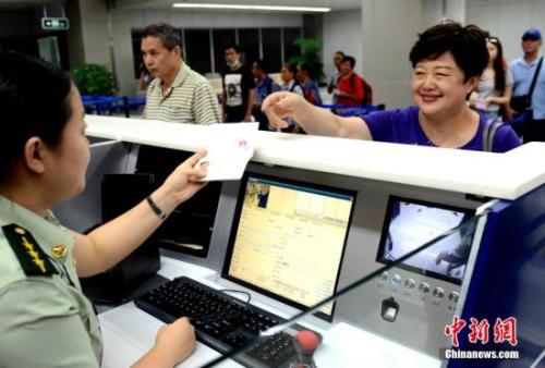 资料图：台胞在福州机场边检站办理办理入境手续时免签注，经过人像对照和核查证件有效无异常后顺利通关。<a target='_blank' href='http://www.chinanews.com/'>中新社</a>发 刘可耕 摄