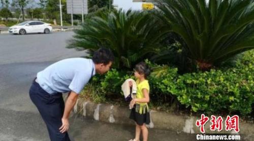 民警询问独行小女孩的情况 永嘉警方提供 民警询问独行小女孩的情况 永嘉警方提供