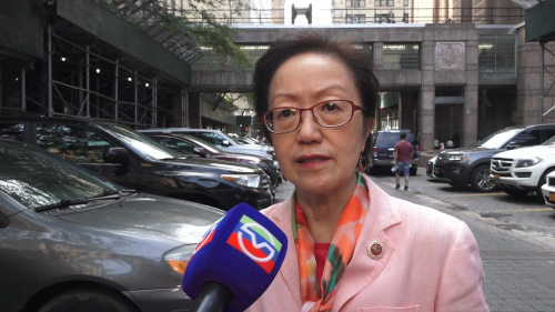 纽约市议员陈倩雯接受美国中文网记者王依依采访,她的背后就是白街125号曼哈顿拘留中心。(美国中文网) 纽约市议员陈倩雯接受美国中文网记者王依依采访,她的背后就是白街125号曼哈顿拘留中心。(美国中文网)