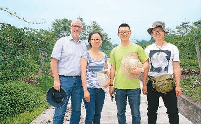 图为范晋铭（左三）与国际合作顾问威廉先生（左一）、合伙人周原（左二）及合作摄影师易梓林（左四）在四川雅安雨城区奇异莓基地。