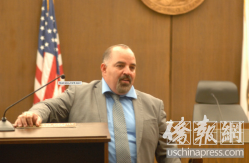 2018年橙县检察院暑期高中生司法实习的最后一天,项目执行人侯塞在模拟法庭开庭前,提醒学生们一些注意事项。(美国《侨报》/章宁 摄) 2018年橙县检察院暑期高中生司法实习的最后一天,项目执行人侯塞在模拟法庭开庭前,提醒学生们一些注意事项。(美国《侨报》/章宁 摄)
