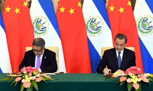 国务委员兼外交部长王毅在北京同萨尔瓦多外长卡斯塔内达签署两国关于建立外交关系的联合公报。　