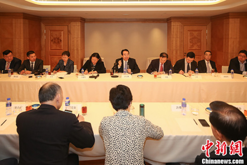 8月23日,中央统战部副部长、国务院侨办主任许又声(中)同香港侨界人士座谈交流。 <a target='_blank' href='http://www.chinanews.com/'>中新社</a>记者 谢光磊 摄 8月23日,中央统战部副部长、国务院侨办主任许又声(中)同香港侨界人士座谈交流。 <a target='_blank' href='http://www.chinanews.com/'>中新社</a>记者 谢光磊 摄
