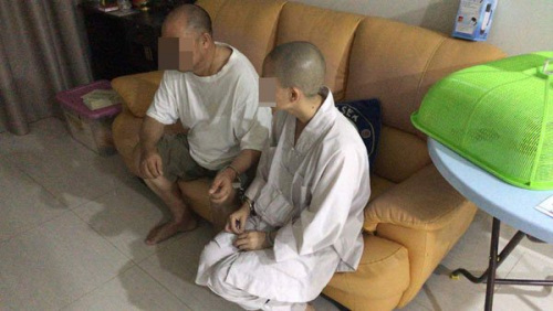 2名中国籍男女,假扮和尚向民众募款和行骗,最终落入警网。(来源:马来西亚《中国报》) 2名中国籍男女,假扮和尚向民众募款和行骗,最终落入警网。(来源:马来西亚《中国报》)