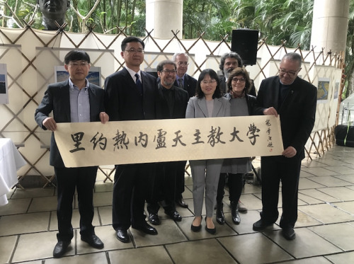 河北师范大学书法系主任寇学臣为里约天主教大学题字。（巴西《南美侨报》）