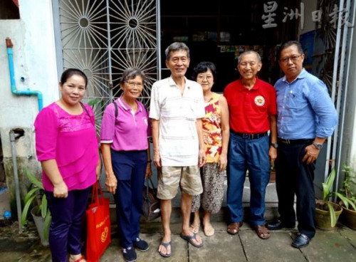 太平埠南侨机工刘春泉儿子刘振忠夫妇(左三、四),及机工二代何秀美(左一)与刘道南夫妇等合影。(图片来源:马来西亚《星洲日报》) 太平埠南侨机工刘春泉儿子刘振忠夫妇(左三、四),及机工二代何秀美(左一)与刘道南夫妇等合影。(图片来源:马来西亚《星洲日报》)