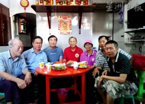 一批热心协助寻找机工后代的腊戌父老:左起:伍彦培、萧任平、唐健霖、刘道南夫妇、多叔钟、黄显明。(图片来源:马来西亚《星洲日报》) 一批热心协助寻找机工后代的腊戌父老:左起:伍彦培、萧任平、唐健霖、刘道南夫妇、多叔钟、黄显明。(图片来源:马来西亚《星洲日报》)