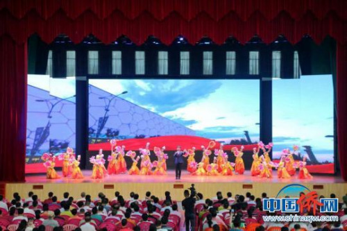 图为捐资助学活动仪式现场文艺演出。 张茜翼 摄 图为捐资助学活动仪式现场文艺演出。 张茜翼 摄
