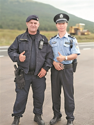 黎倍君与克罗地亚警察合影。 黎倍君与克罗地亚警察合影。