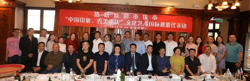座谈会后,侨界代表与重庆代表团成员合影。 座谈会后,侨界代表与重庆代表团成员合影。