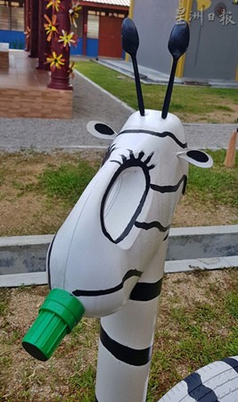 洗衣液的塑料瓶变身成长颈鹿。(马来西亚《星洲日报》) 洗衣液的塑料瓶变身成长颈鹿。(马来西亚《星洲日报》)
