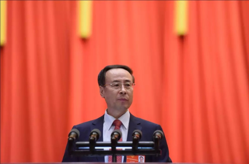 图为大会主席团常务主席万立骏作工作报告。(中国侨联供图) 图为大会主席团常务主席万立骏作工作报告。(中国侨联供图)
