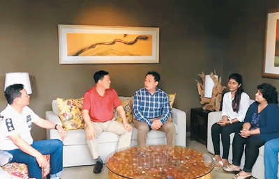 图为李前华(中)在科伦坡与广西商务厅考察团成员讨论斯里兰卡宝石资源的开发合作事宜。 照片由李前华本人提供 图为李前华(中)在科伦坡与广西商务厅考察团成员讨论斯里兰卡宝石资源的开发合作事宜。 照片由李前华本人提供