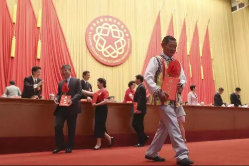高德荣(前)手捧荣誉证书。<a target='_blank' href='http://www.chinanews.com/'>中新社</a>记者 盛佳鹏 摄 高德荣(前)手捧荣誉证书。<a target='_blank' href='http://www.chinanews.com/'>中新社</a>记者 盛佳鹏 摄