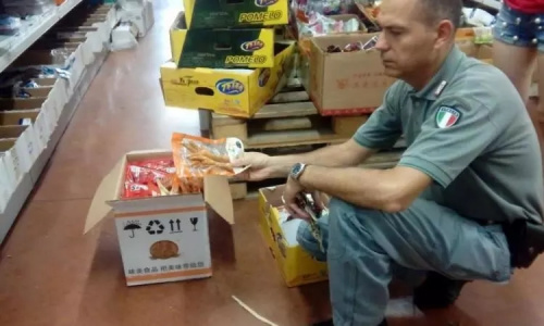 意大利中餐厅食品未贴意语标签,税警竟开出43.8万欧罚单。 意大利中餐厅食品未贴意语标签,税警竟开出43.8万欧罚单。