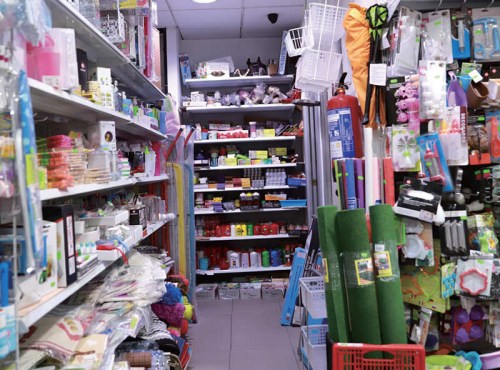 一家华人百元店内的日用品展示架。(《欧洲时报》西班牙版/唐尚燕 摄) 一家华人百元店内的日用品展示架。(《欧洲时报》西班牙版/唐尚燕 摄)