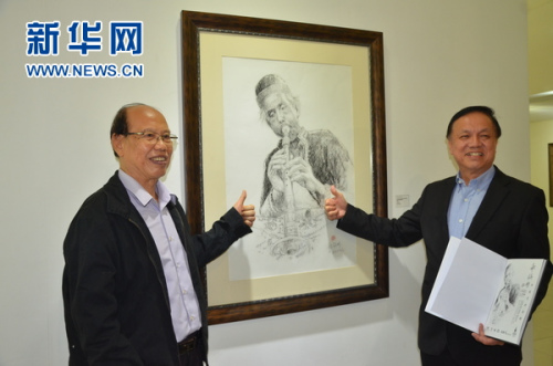 谢锡明(左)与张润安(右)主持画展开幕仪式。新华网发(王大玮 摄) 谢锡明(左)与张润安(右)主持画展开幕仪式。新华网发(王大玮 摄)