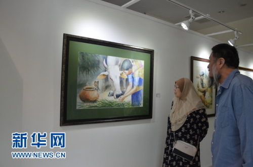 当地艺术爱好者欣赏参展作品。新华网发(王大玮 摄) 当地艺术爱好者欣赏参展作品。新华网发(王大玮 摄)