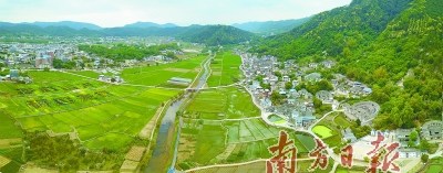 人们用雕塑重现当年客家人背井离乡、向外迁徙的情景。图为松口镇火船码头。何森垚 摄 人们用雕塑重现当年客家人背井离乡、向外迁徙的情景。图为松口镇火船码头。何森垚 摄