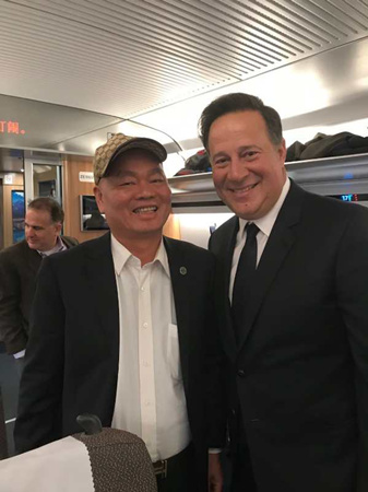巴拿马共和国总统胡安•卡洛斯•巴雷拉•罗德里格斯(Juan Carlos Varela Rodríguez) 和黄伟文在北京开往上海的高铁上合影 巴拿马共和国总统胡安•卡洛斯•巴雷拉•罗德里格斯(Juan Carlos Varela Rodríguez) 和黄伟文在北京开往上海的高铁上合影