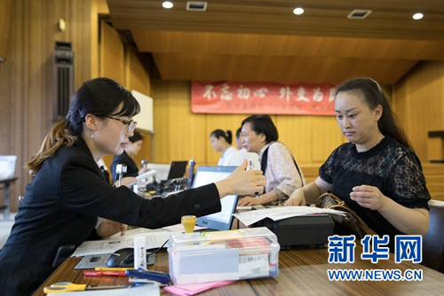 9月1日，在日本长野“一日领事馆”活动现场，中国驻日本大使馆领事和现场工作人员为侨民解答业务手续方面的问题。新华网记者杜潇逸 摄