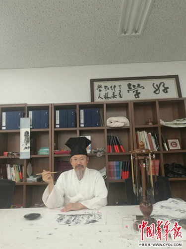 长发美髯、白衣飘飘的金在龙教授,自称“孔子的弟子”。高鑫诚/摄 长发美髯、白衣飘飘的金在龙教授,自称“孔子的弟子”。高鑫诚/摄