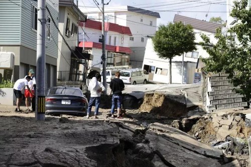 地震导致路面下陷。(日本《东方新报》) 地震导致路面下陷。(日本《东方新报》)