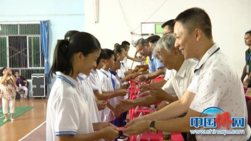 侨界爱心人士为学生颁发奖金。 符白云 摄 侨界爱心人士为学生颁发奖金。 符白云 摄
