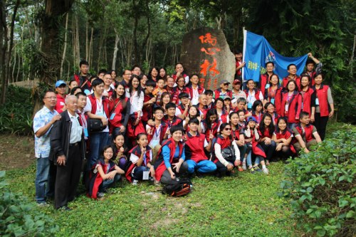 “亲情中华”海南夏令营的营员们在兴隆热带花园“侨心林”植树后合影。