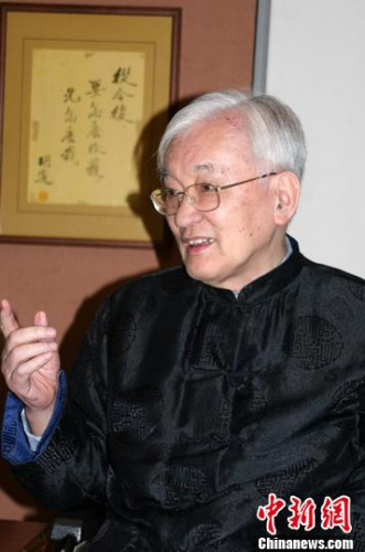 资料图:2004年春,沈君山在新竹家中接受<a target='_blank' href='http://www.chinanews.com/'>中新社</a>驻点记者采访。<a target='_blank' href='http://www.chinanews.com/'>中新社</a>记者 董会峰 摄 资料图:2004年春,沈君山在新竹家中接受<a target='_blank' href='http://www.chinanews.com/'>中新社</a>驻点记者采访。<a target='_blank' href='http://www.chinanews.com/'>中新社</a>记者 董会峰 摄