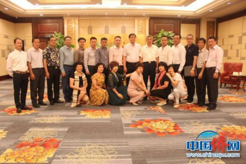 桂林市委常委、副市长董冶与菲律宾华商经贸联合会考察团一行合影。 陆汉宝 摄 桂林市委常委、副市长董冶与菲律宾华商经贸联合会考察团一行合影。 陆汉宝 摄