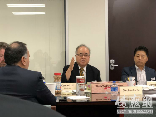 9月12日，西南区管委会主席李雄(中)在月度安全会议上称，中国城是在面对有组织的犯罪分子。(图源：侨报记者陈琳摄)
