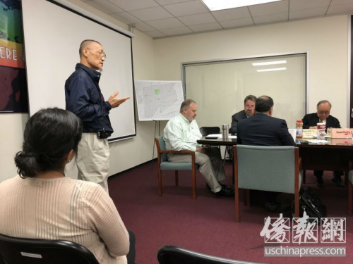 Tzu Fann Shao(站立者)表示,在85°C面包房抢劫案发生后,因为担心中国城治安状况,他的妻子已经不愿意再去那里购物。(图源:侨报记者陈琳摄) Tzu Fann Shao(站立者)表示,在85°C面包房抢劫案发生后,因为担心中国城治安状况,他的妻子已经不愿意再去那里购物。(图源:侨报记者陈琳摄)