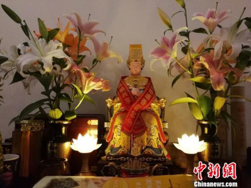 許明良家里供奉的湄洲妈祖。林群华摄。 許明良家里供奉的湄洲妈祖。林群华摄。
