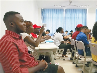海南医学院的非洲留学生在听课。侯赛 摄 