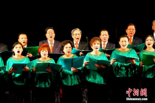 9月16日晚,成立55周年的菲律宾侨中学院民乐团,在菲律宾文化中心大剧院举办庆祝母校95周年华诞“弦歌不断 丝竹悠扬”音乐晚会,为菲华社会奉献一场中华民乐盛宴。图为菲律宾侨中学院校友合唱团表演合唱《鸿雁》。 <a target='_blank' href='http://www.chinanews.com/'>中新社</a>记者 关向东 摄 9月16日晚,成立55周年的菲律宾侨中学院民乐团,在菲律宾文化中心大剧院举办庆祝母校95周年华诞“弦歌不断 丝竹悠扬”音乐晚会,为菲华社会奉献一场中华民乐盛宴。图为菲律宾侨中学院校友合唱团表演合唱《鸿雁》。 <a target='_blank' href='http://www.chinanews.com/'>中新社</a>记者 关向东 摄