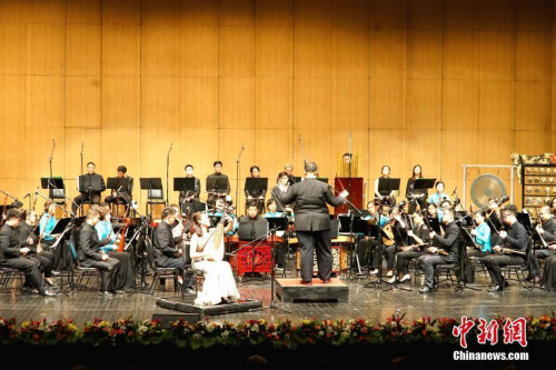9月16日晚,成立55周年的菲律宾侨中学院民乐团,在菲律宾文化中心大剧院举办庆祝母校95周年华诞“弦歌不断 丝竹悠扬”音乐晚会,为菲华社会奉献一场中华民乐盛宴。图为来自马来西亚的华人指挥江赐良、来自广东的琵琶演奏家沙泾珊,与菲律宾侨中学院民乐团合作表演《彝族舞曲》。 <a target='_blank' href='http://www.chinanews.com/'>中新社</a>记者 关向东 摄 9月16日晚,成立55周年的菲律宾侨中学院民乐团,在菲律宾文化中心大剧院举办庆祝母校95周年华诞“弦歌不断 丝竹悠扬”音乐晚会,为菲华社会奉献一场中华民乐盛宴。图为来自马来西亚的华人指挥江赐良、来自广东的琵琶演奏家沙泾珊,与菲律宾侨中学院民乐团合作表演《彝族舞曲》。 <a target='_blank' href='http://www.chinanews.com/'>中新社</a>记者 关向东 摄