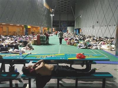 9月16日凌晨，深圳湾体育中心羽毛球馆，1700余名工人聚集于此躲避台风“山竹”。新京报记者 苏晓明 摄