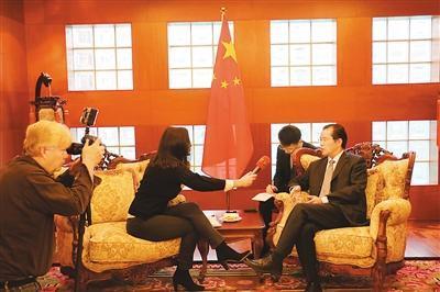 图为桂从友大使接受瑞典《晚报》记者专访