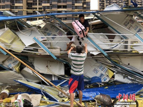 2018年9月17日，珠海市金湾区红旗镇。工人宿舍被台风山竹彻底摧毁，全体工人和家属在庇护所安全躲过台风无一人伤亡。 图片来源：视觉中国