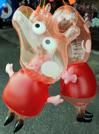 小猪佩奇造型灯笼可爱讨喜，成为今年中秋节的热卖品之一。（马来西亚《星洲日报》）