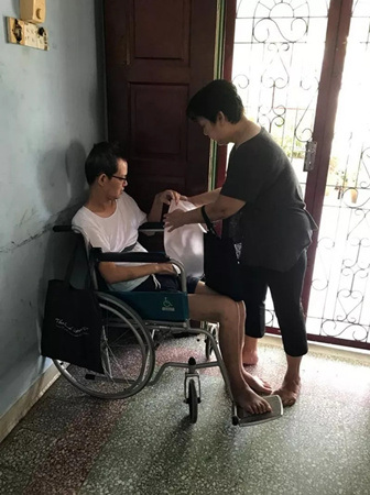 陈鸿吉不能说话,妈妈饶佩芬买了白板,尝试让儿子用白板写字沟通。(马来西亚《星洲日报》) 陈鸿吉不能说话,妈妈饶佩芬买了白板,尝试让儿子用白板写字沟通。(马来西亚《星洲日报》)