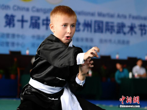 9月20日，一位外国小选手展示“虎拳”武艺。第十届中国·沧州国际武术节于9月19日至9月22日举行，来自50个国家和地区的2200名“武者”齐聚中国“武术之乡”沧州切磋武艺，增进文化交流，感悟武术魅力。据了解，期间还举办武术文化博览会、武术惠民系列表演等活动。<a target='_blank' href='http://www.chinanews.com/'>中新社</a>记者 翟羽佳 摄