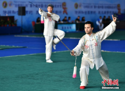 9月20日，来自50个国家和地区的2200名“武者”齐聚中国“武术之乡”沧州切磋武艺，增进文化交流，感悟武术魅力。第十届中国·沧州国际武术节于9月19日至9月22日举行，期间还举办武术文化博览会、武术惠民系列表演等活动。图为比赛现场，外国选手表演太极剑。<a target='_blank' href='http://www.chinanews.com/'>中新社</a>记者 翟羽佳 摄