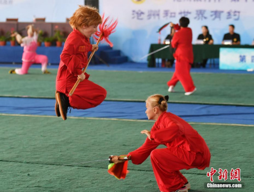 图为比赛现场,外国小选手“对打”。<a target='_blank' href='http://www.chinanews.com/'>中新社</a>记者 翟羽佳 摄 图为比赛现场,外国小选手“对打”。<a target='_blank' href='http://www.chinanews.com/'>中新社</a>记者 翟羽佳 摄